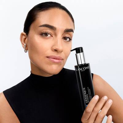 Modella in mano Genifique Ultimate Cleanser