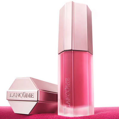 Primo piano del packaging del prodotto Lancome Lip Idole Cuddleblur in oro rosa e rosa.