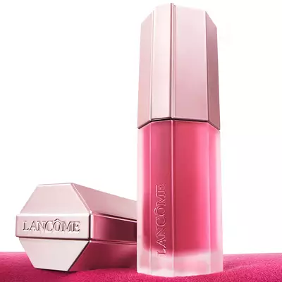 Primo piano del packaging del prodotto Lancome Lip Idole Cuddleblur in oro rosa e rosa.