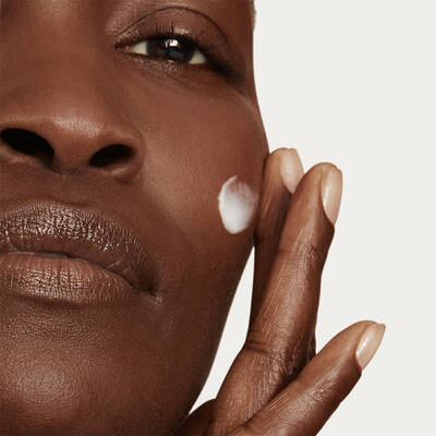 Ripresa ravvicinata del modello applicando la Nutrix Cream