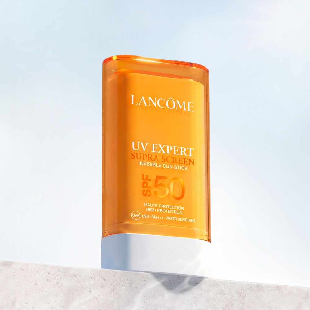 Lifestyle packshot of UV EXPERT SUPRA SCREEN INVISIBLE SUN STICK SPF 50