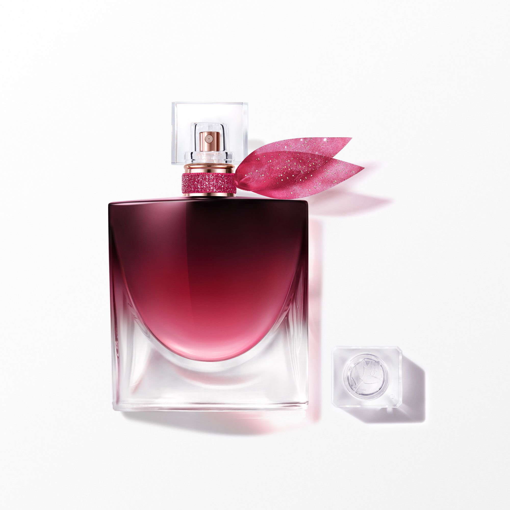 Immagine prodotto di Lancome La Vie Est Belle Very Cherry con un degrade borgogna intenso e un nastro trasparente coordinato.