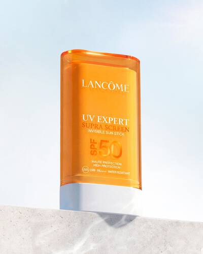 Lifestyle packshot of UV EXPERT SUPRA SCREEN  INVISIBLE SUN STICK SPF 50