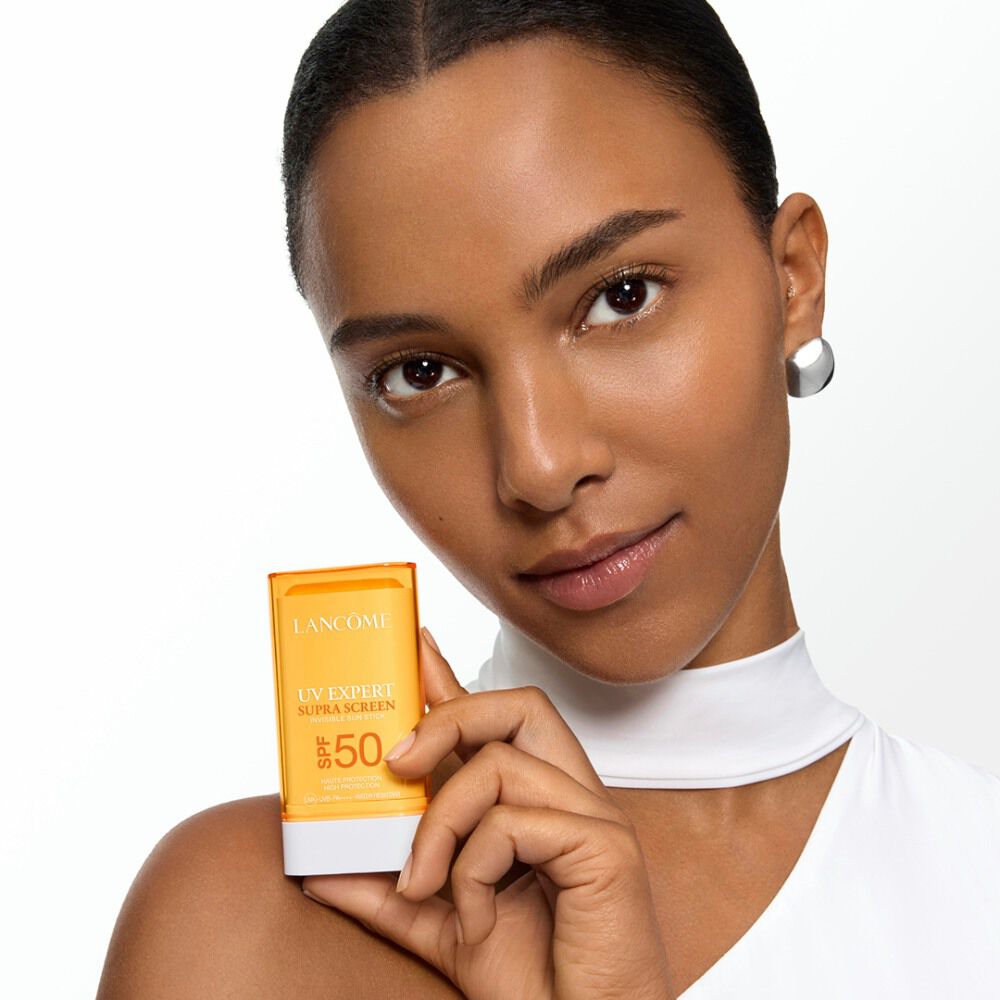 MODEL HOLDING THE SUPRA SCREEN SUN STICK in the shoulder's height.