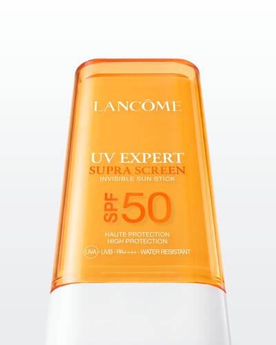 Lifestyle packshot of UV EXPERT SUPRA SCREEN  INVISIBLE SUN STICK SPF 50