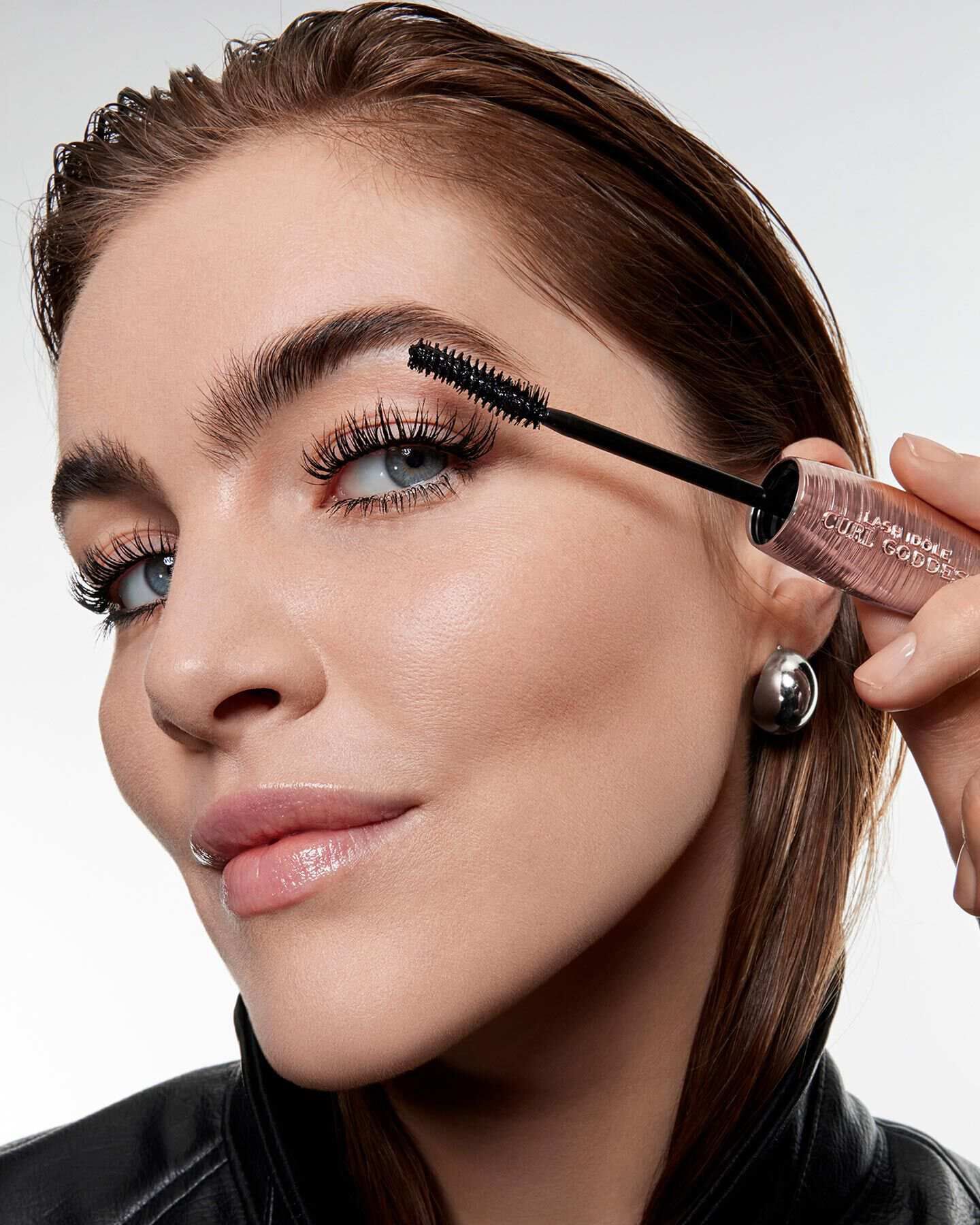 Donna che applica il mascara Lancome Lash Idole Curl Goddess sulle ciglia.