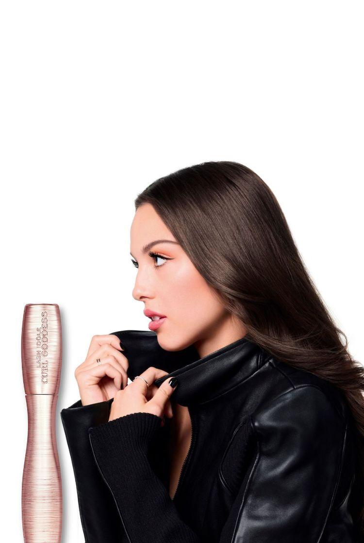 Olivia Rodrigo posa accanto al mascara Lancome Lash Idole Curl Goddess.