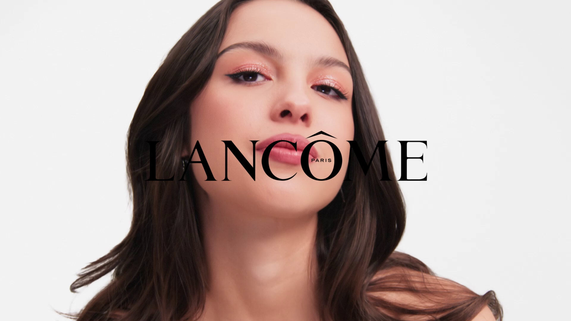 Primo piano di Olivia Rodrigo con il logo Lancome Paris.