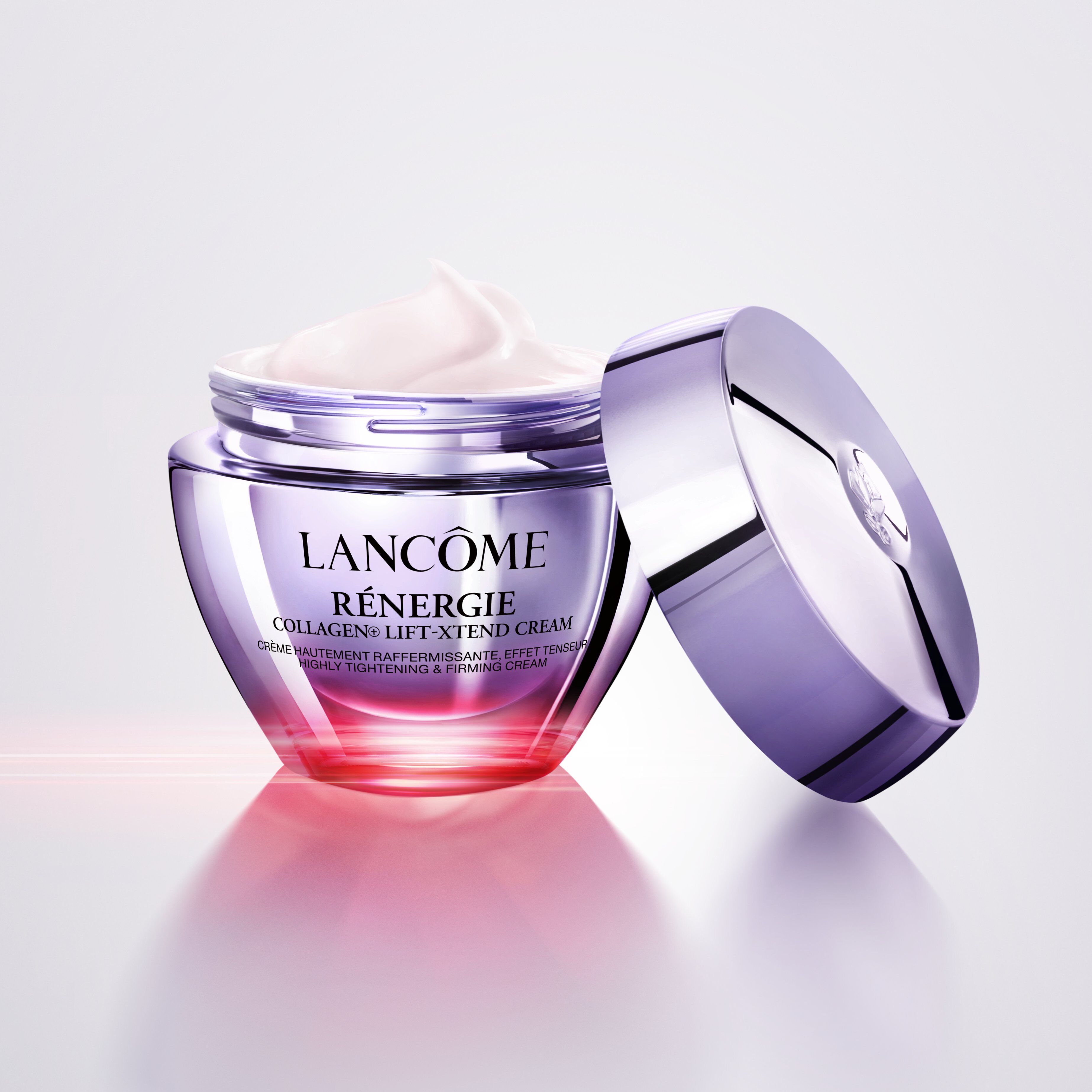 Innovazione Beauty Tech Lancome: modella con pelle radiosa davanti a un dispositivo di analisi della pelle professionale su sfondo dorato.