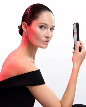 Immagine beauty Lancome, una ragazza con un telefono in mano