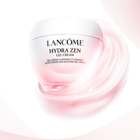 Vasetto di crema gel Lancome Hydra Zen circondato da un vortice di gel rosa traslucido.