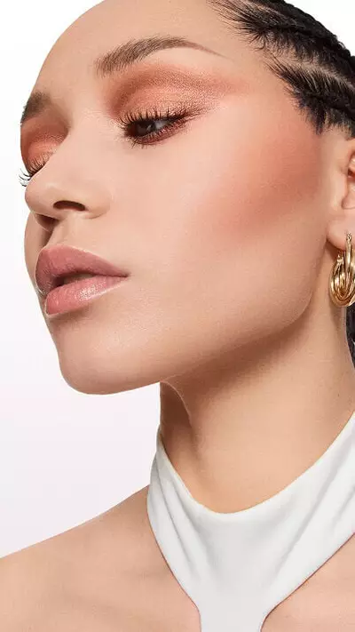 Visual incarnato con look Peach Glow Lancome