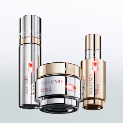 Dispositivo diagnostico Lancome Skin Screen analizza la pelle del viso di una donna per una consulenza su misura