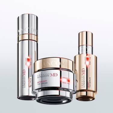 Dispositivo diagnostico Lancome Skin Screen analizza la pelle del viso di una donna per una consulenza su misura