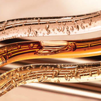 Dettaglio di flauti di vetro con gocce d'acqua e note musicali, riflettendo un'atmosfera elegante e melodica.