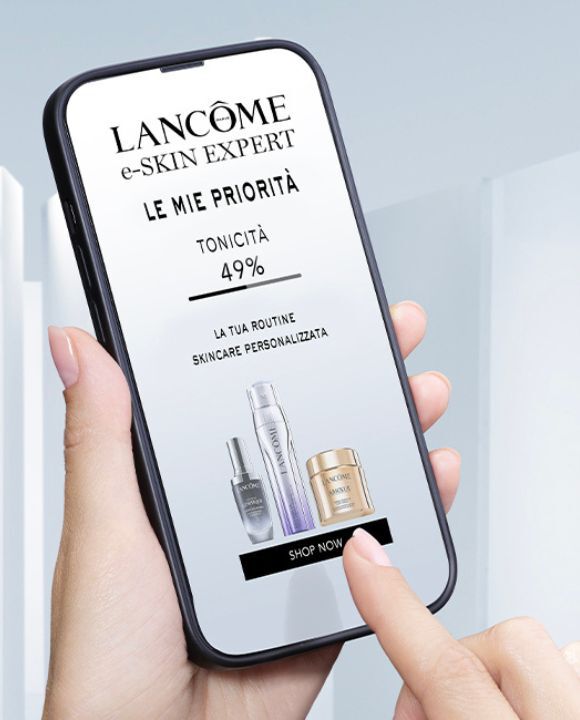 Uno smartphone che mostra un annuncio di Lancome con promozioni su prodotti per la cura della pelle.