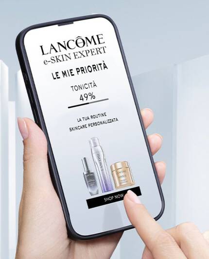 Uno smartphone che mostra un annuncio di Lancome con promozioni su prodotti per la cura della pelle.