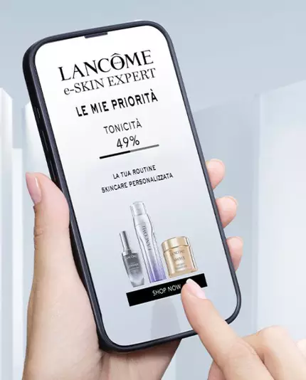 Uno smartphone che mostra un annuncio di Lancome con promozioni su prodotti per la cura della pelle.