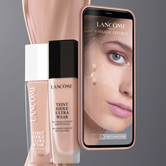 Immagine che mostra il fondotinta Lancome Teint Idole Ultra Wear e un'app che aiuta a trovare la tonalita perfetta.