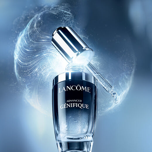 Alt text: "Immagine promozionale del Siero Viso Advanced Genifique di Lancome, con il prodotto al centro e informazioni sui benefici per la pelle."
