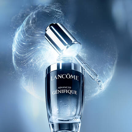 Alt text: "Immagine promozionale del Siero Viso Advanced Genifique di Lancome, con il prodotto al centro e informazioni sui benefici per la pelle."