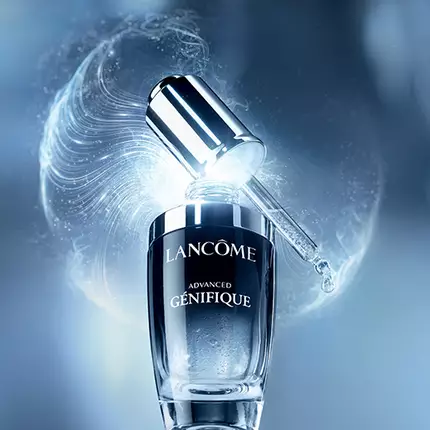 Alt text: "Immagine promozionale del Siero Viso Advanced Genifique di Lancome, con il prodotto al centro e informazioni sui benefici per la pelle."