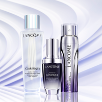 Tre prodotti per la pelle Lancome su sfondo viola chiaro ondulato.