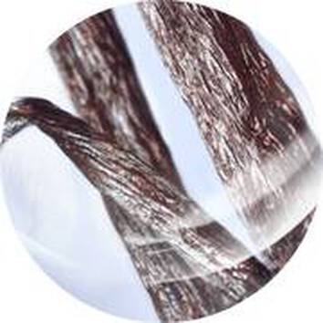 Dettaglio ravvicinato di fili metallici intrecciati su sfondo chiaro, evidenziando texture e lucentezza.