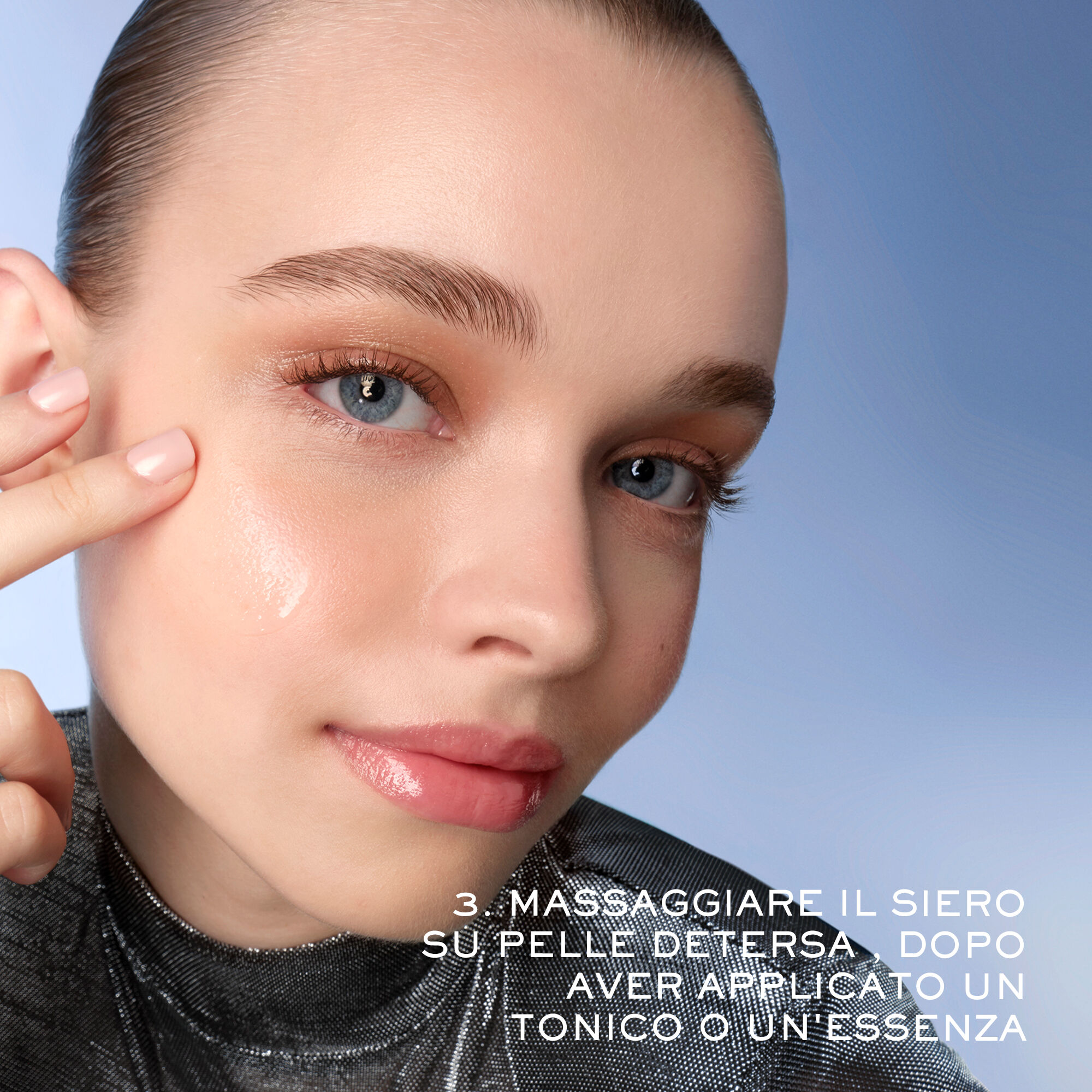 Ragazza con pelle splendente applica un siero, seguita da istruzioni in italiano su come utilizzarlo.