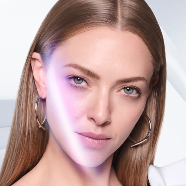 Amanda Seyfried per Lancome: testimonial bellezza e skincare di lusso. Primo piano per campagna pubblicitaria make-up