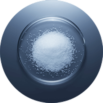 Piatto trasparente con una piccola quantita di sale bianco, su sfondo scuro e moderno.