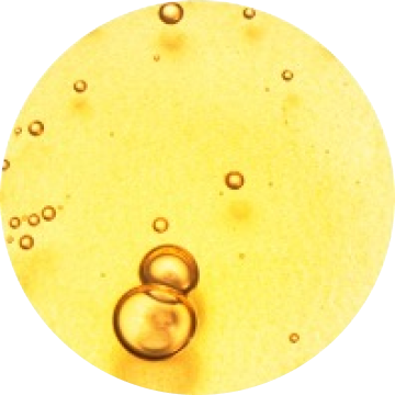 Immagine di bolle d'aria trasparenti su uno sfondo giallo dorato, creando un effetto visivo luminoso e vibrante.