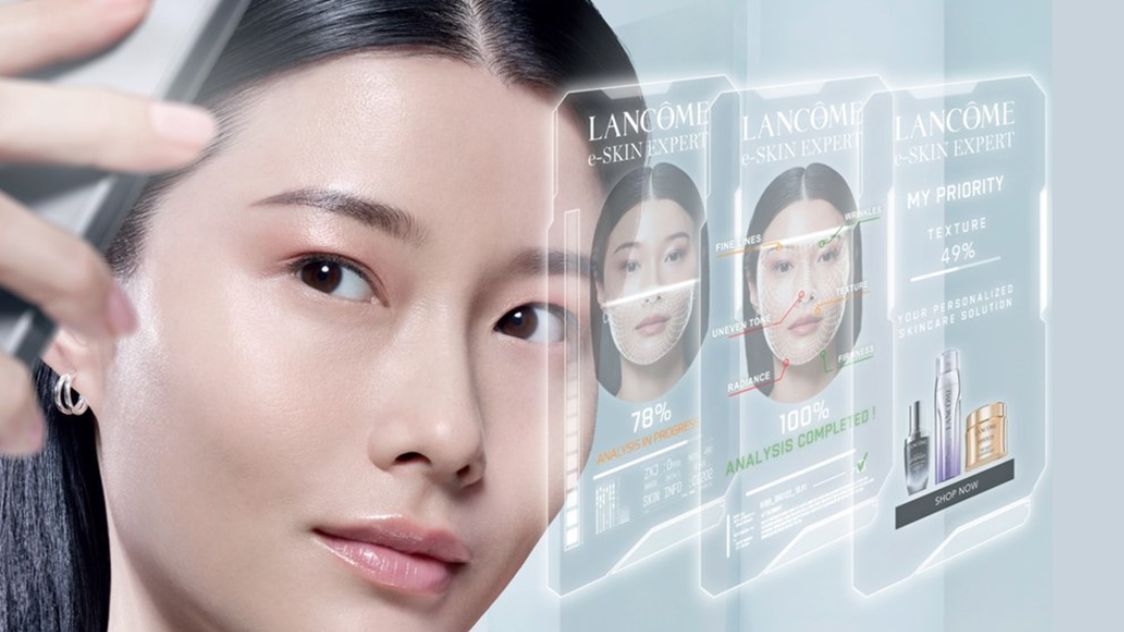 Immagine di una donna che utilizza un dispositivo per la cura della pelle, con schermi digitali che mostrano l'analisi della pelle e raccomandazioni di prodotti.