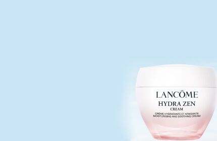 Vaso di crema "Hydra Zen" di Lancome su sfondo blu chiaro.