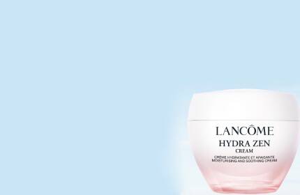 Vaso di crema "Hydra Zen" di Lancome su sfondo blu chiaro.