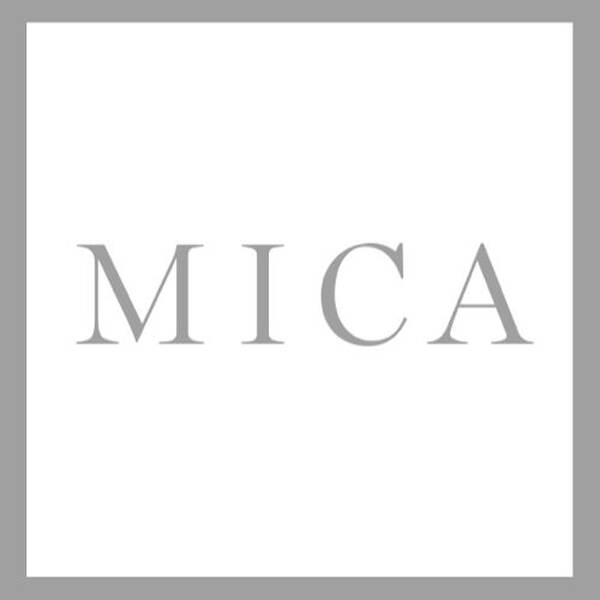 Testo alternativo: Logo con la parola "MICA" in lettere maiuscole grigio su sfondo bianco.