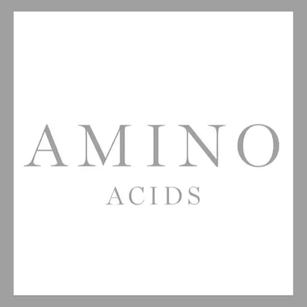 Testo alt: Logotipo con la parola "AMINO" in grigio chiaro sopra la parola "ACIDS" in carattere piu piccolo, su sfondo bianco.