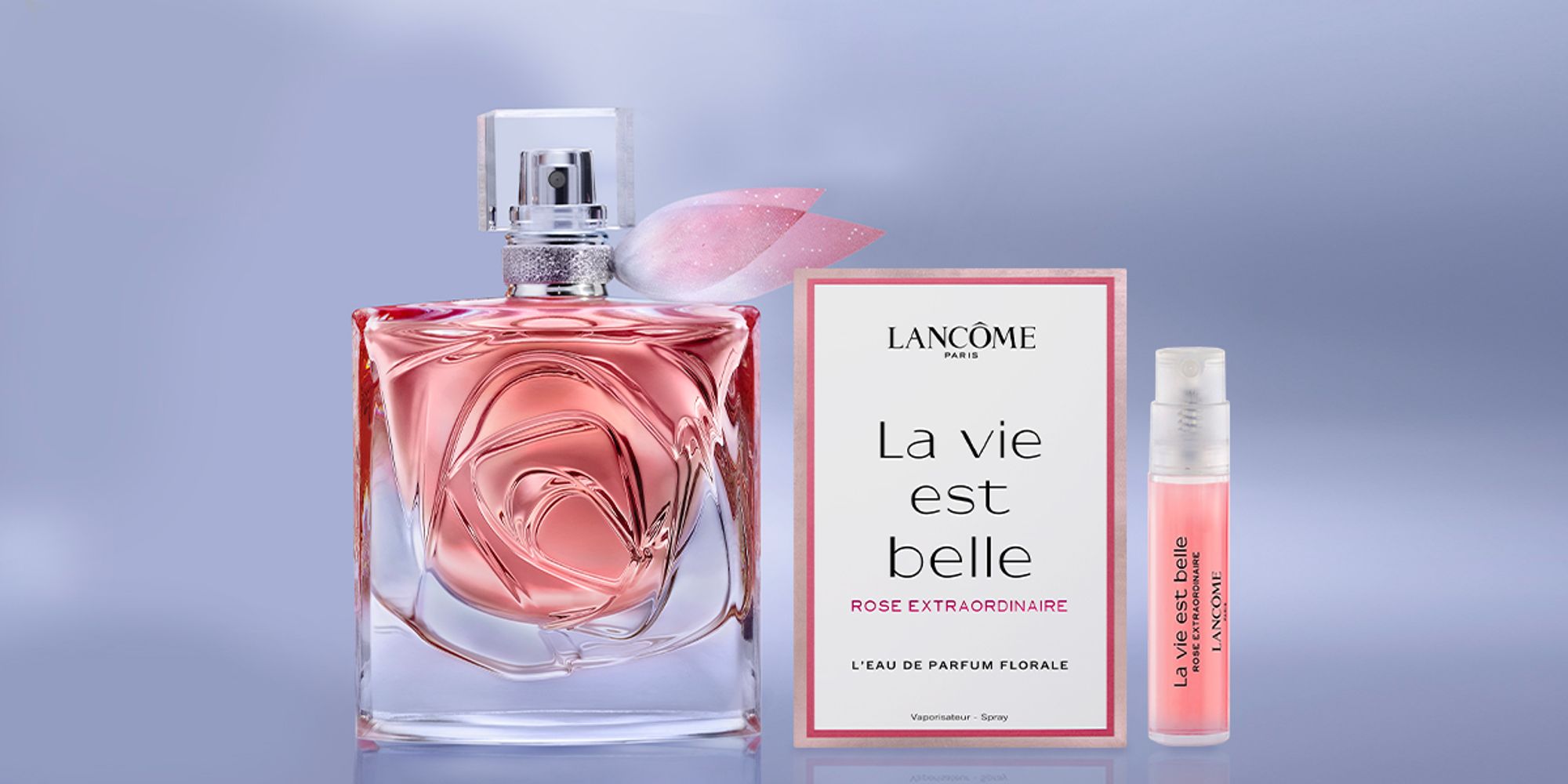 Flacone di profumo 'La vie est belle' di Lancôme con scatola e mini formato, su sfondo blu sfumato.