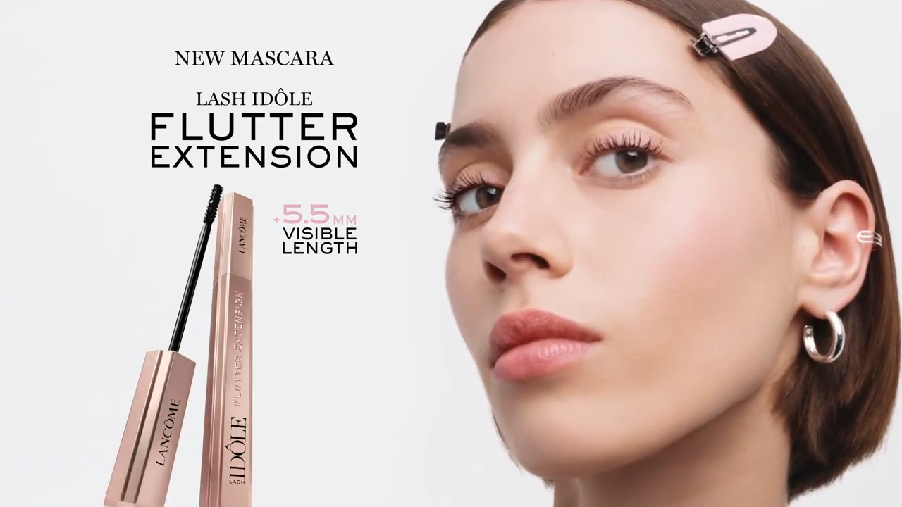 Modella con trucco naturale e mascara Lancôme Lash Idôle, evidenziando lunghezza di 5,5 mm.